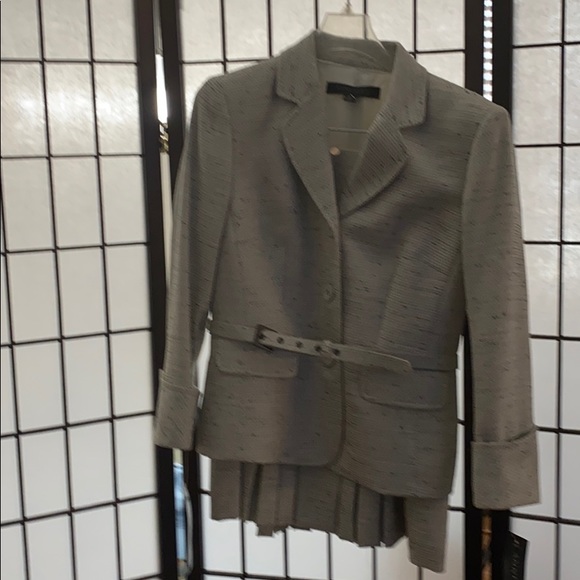 Business suit with skirt - Picture 2 of 2